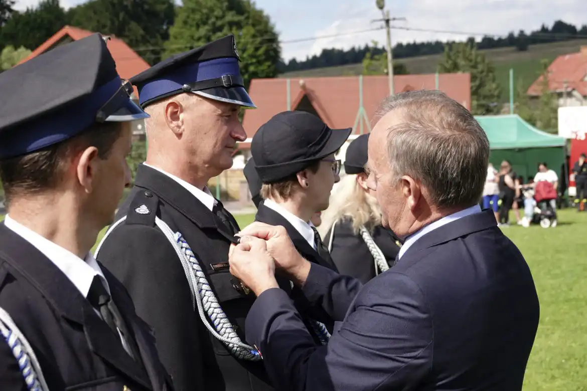 Strażacy z OSP w Muszynce świętowali 100-lecie założenia swojej jednostki. Podczas uroczystości otrzymali nowy sztandar