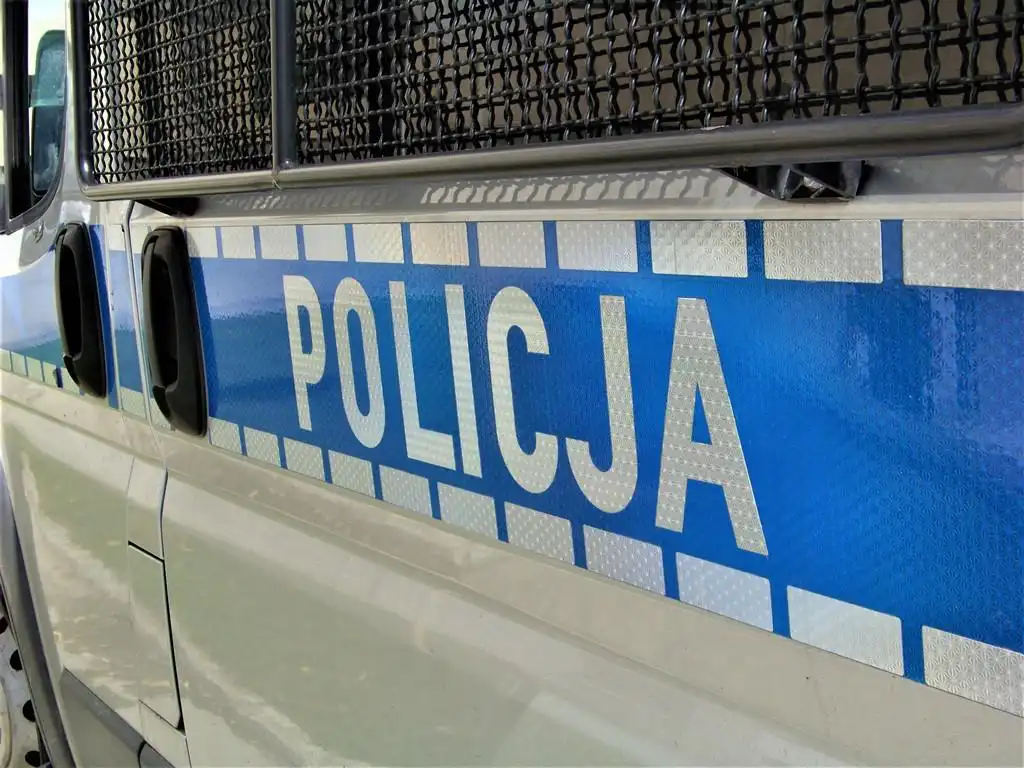 Nowy Sącz: Uderzył w zaparkowany pojazd i odjechał. Policja szuka świadków zdarzenia