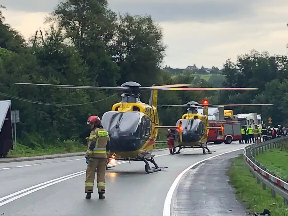 Tragiczny wypadek w Witowicach Górnych w relacji strażaków. W czołowym zderzeniu autobusu i osobówki zginęły dwie osoby