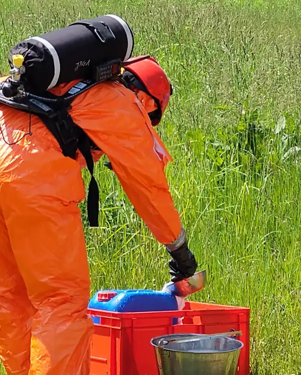Dąbrowa: Na placu Hurtowni Ogrodniczej doszło do wycieku kwasu azotowego