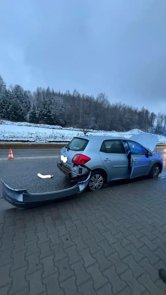 Kolizja na ul. Kolbego w Mszanie Dolnej. Jedna osoba poszkodowana