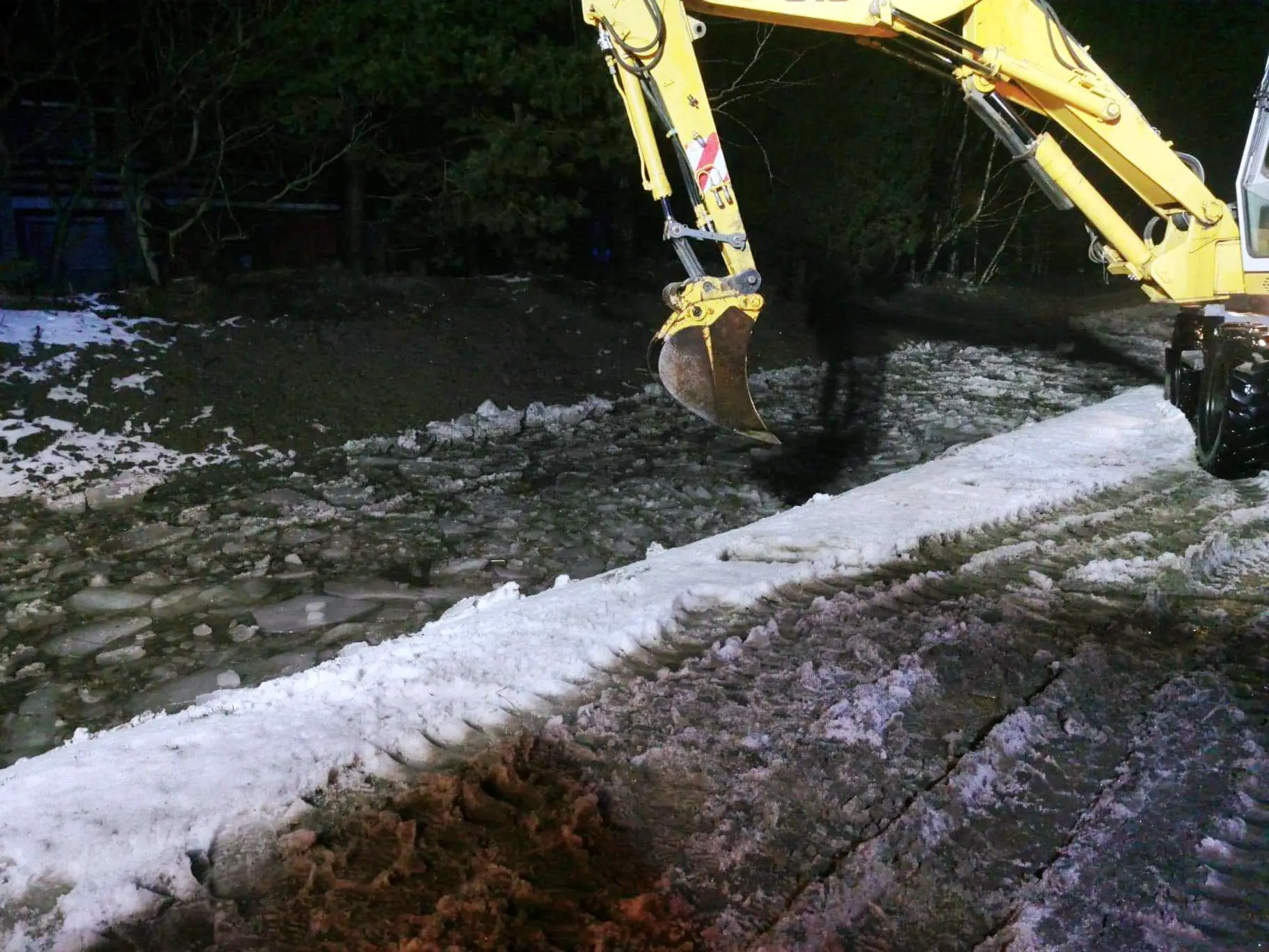 Brzezna: Spiętrzona kra zagrażała mostowi i drodze powiatowej