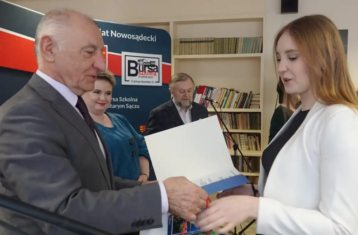 Starosta nowosądecki wręczył nagrody laureatom eliminacji powiatowych 69. Ogólnopolskiego Konkursu Recytatorskiego