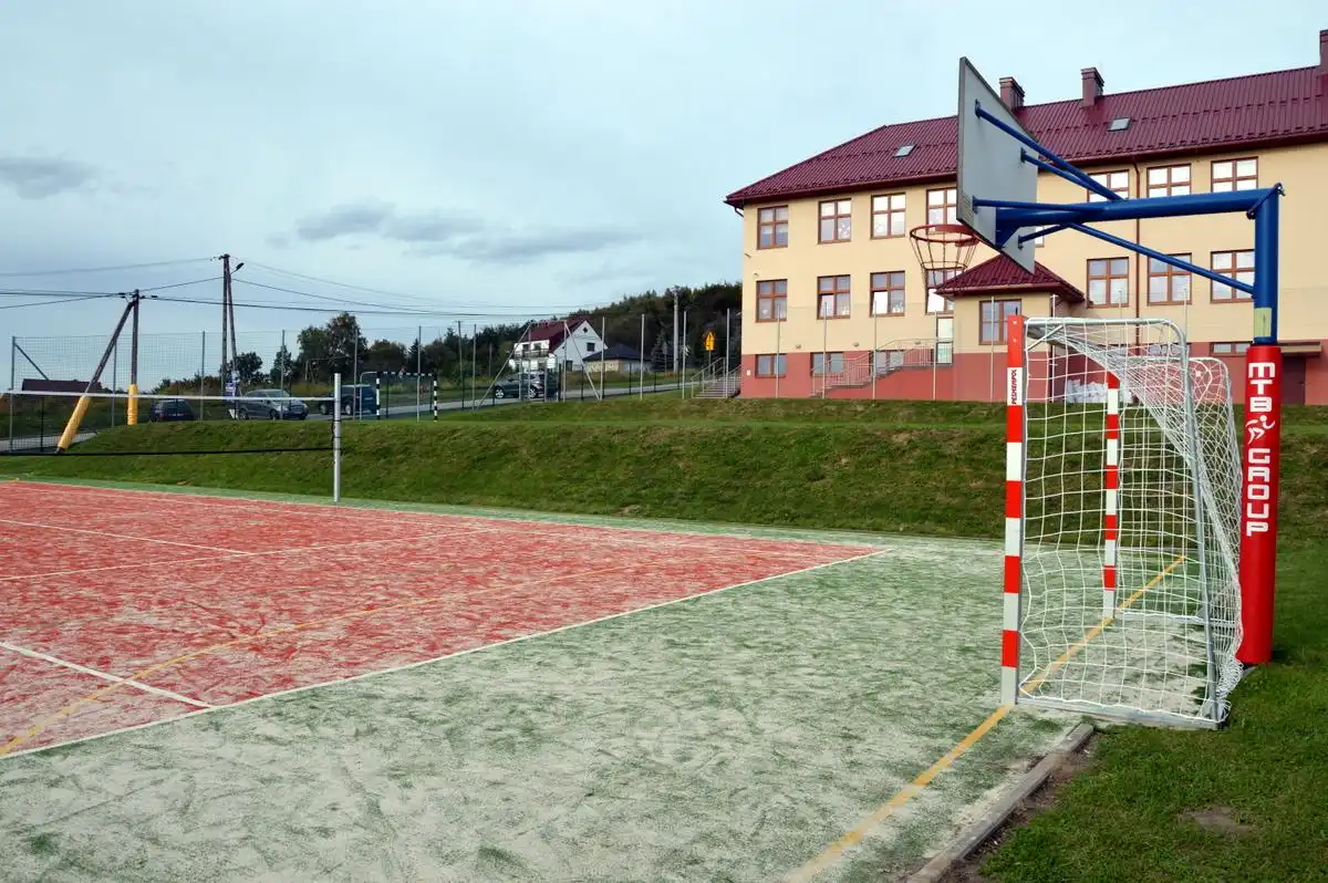 Boisko sportowe przy Szkole Podstawowej w Rąbkowej po modernizacji