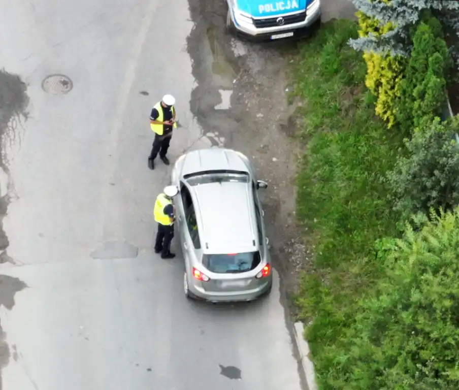 Nowy Sącz: Policjanci drogówki przy pomocy drona rejestrowali wykroczenia w rejonie przejść dla pieszych