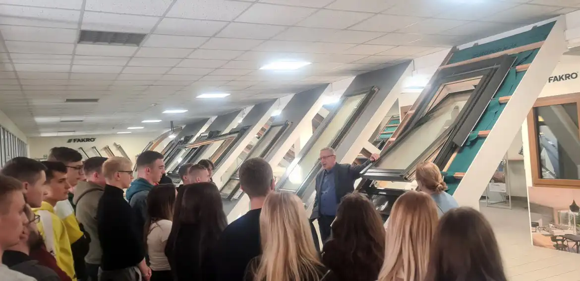 Młodzież ZSP w Krynicy-Zdroju sprawdziła jak pracuje się w firmie produkującej okna
