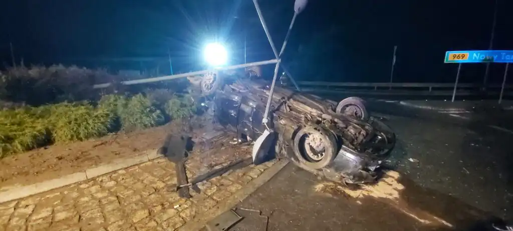 Wypadek w Naszacowicach. Dachowała osobówka. Kierowcy nie było na miejscu zdarzenia