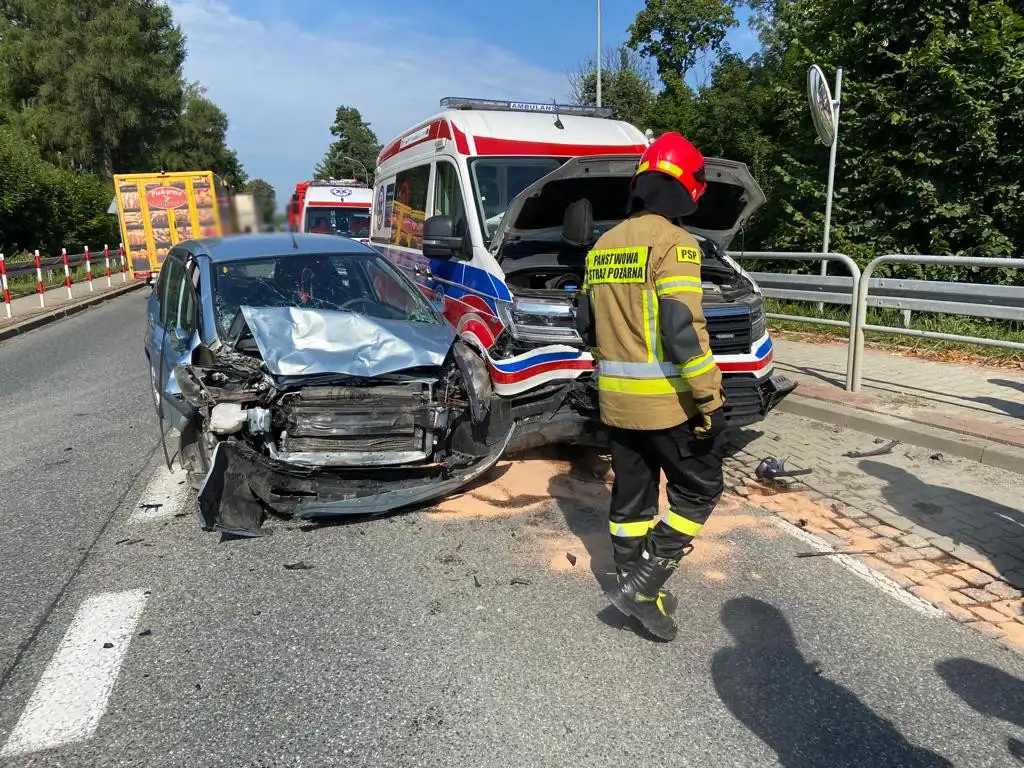Wypadek we Frycowej. Zderzyły się dwie osobówki i karetka