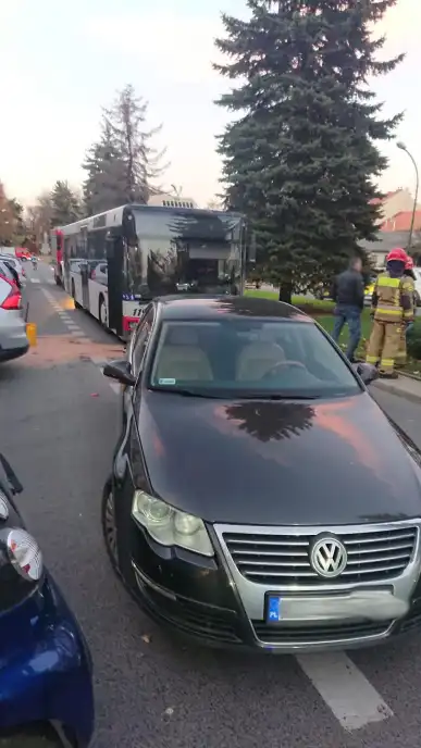 Wypadek na Al. Wolności. Zderzenie osobówki z autobusem