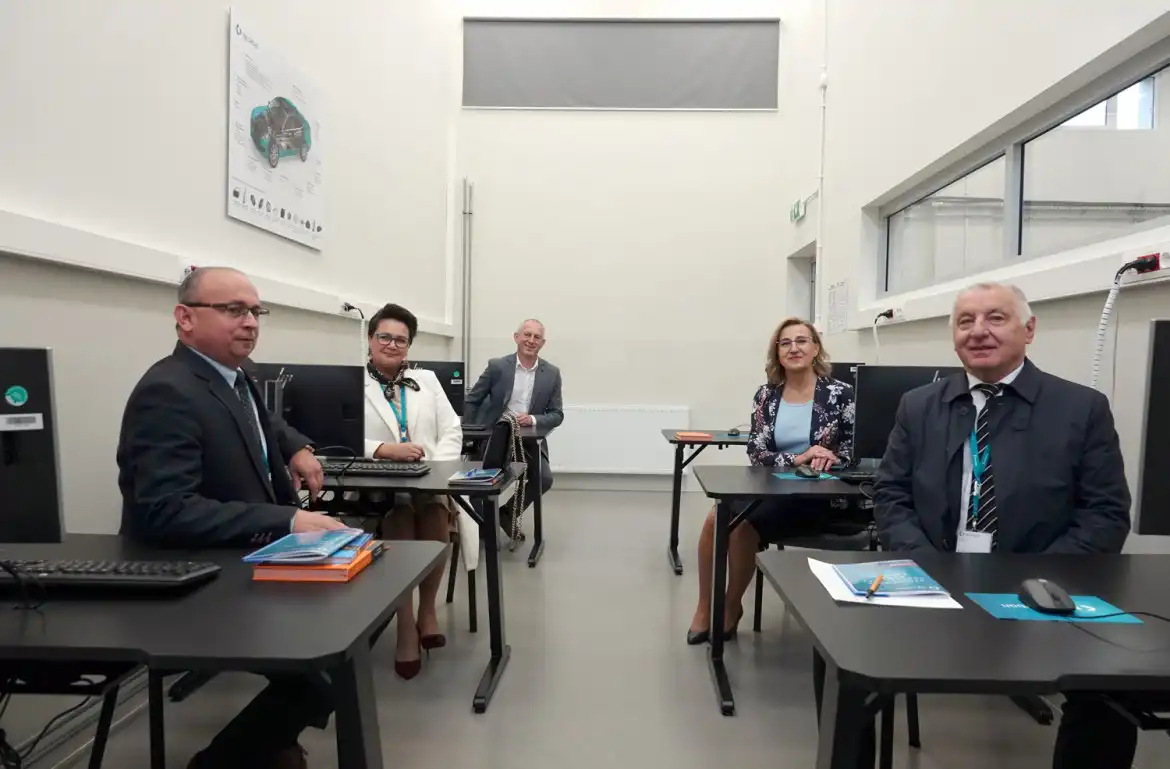 Uczniowie ZS w Starym Sączu uczą się zawodu w międzynarodowej firmie