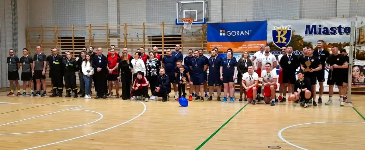Policjanci z Nowego Sącza i Grybowa na podium siatkarskiego Turnieju Bezpieczeństwa