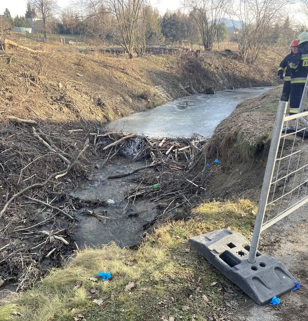 Stary Sącz: Mężczyzna wpadł do potoku. Przygniotła go barierka drogowa