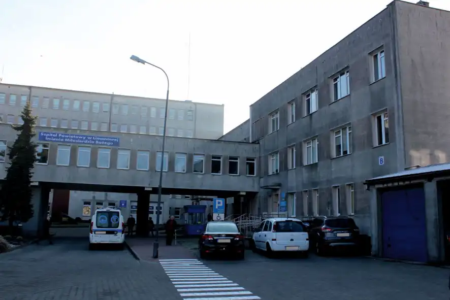 Postępują prace związane z termomodernizacją budynku limanowskiego Szpitala