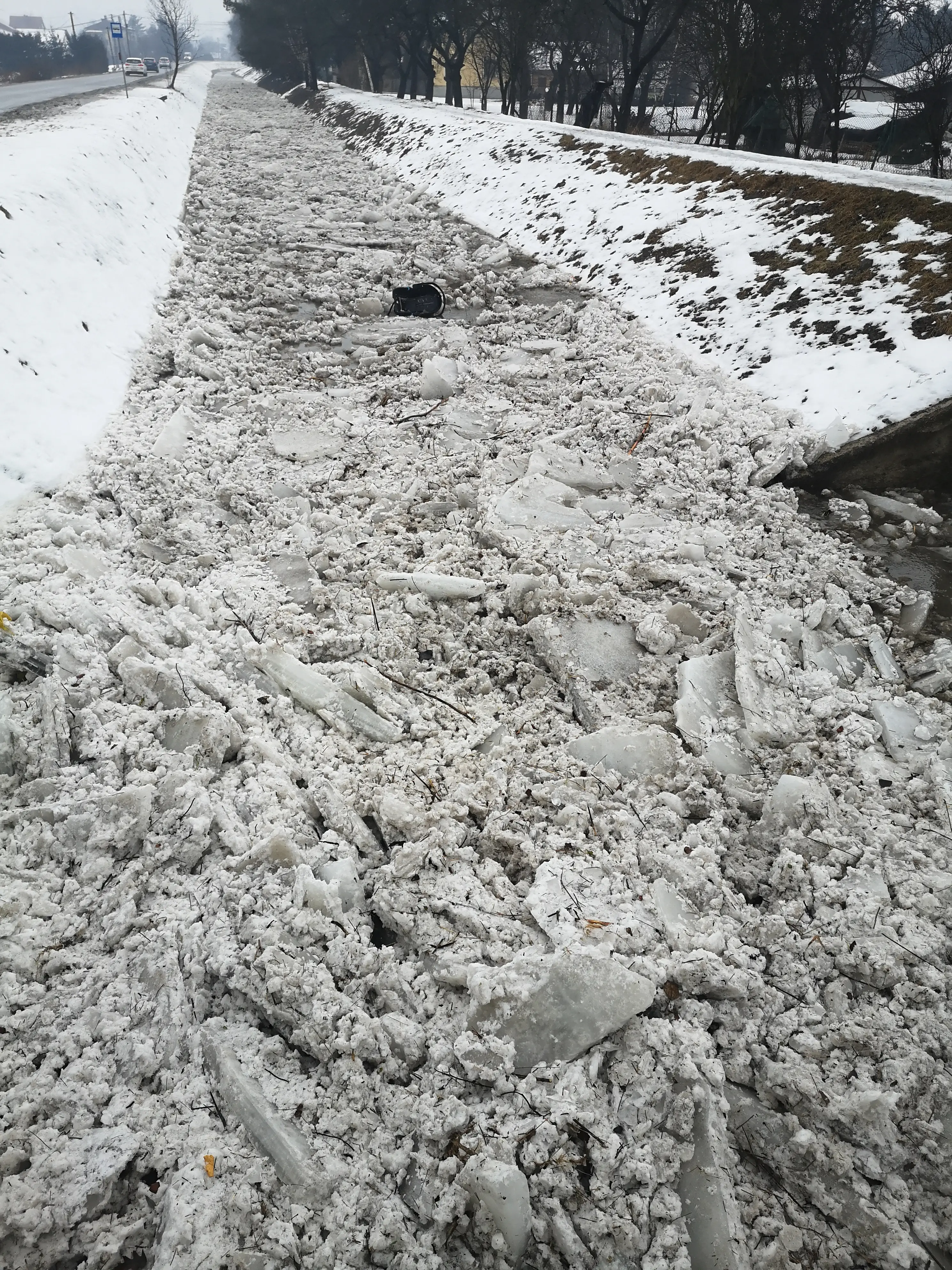 Brzezna: Spiętrzona kra zagrażała mostowi i drodze powiatowej