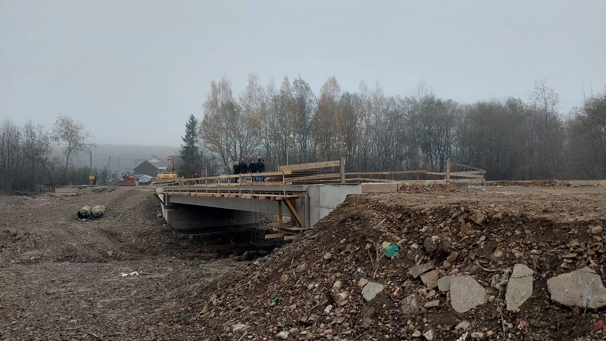 Stary drewniany most odchodzi w przeszłość. Nowoczesna konstrukcja rośnie w Jadamwoli