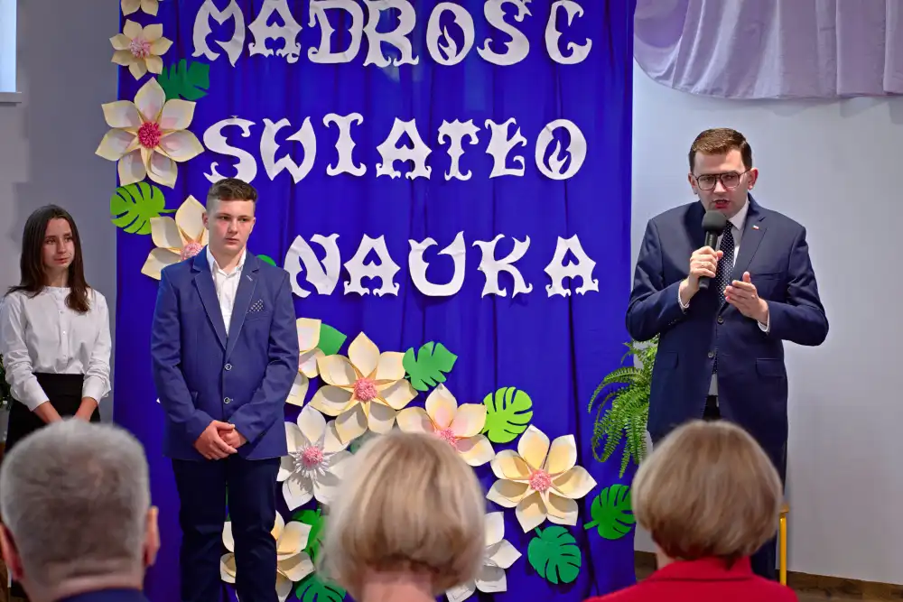 Szkoła Podstawowa w Śnietnicy z nowo dobudowaną częścią budynku
