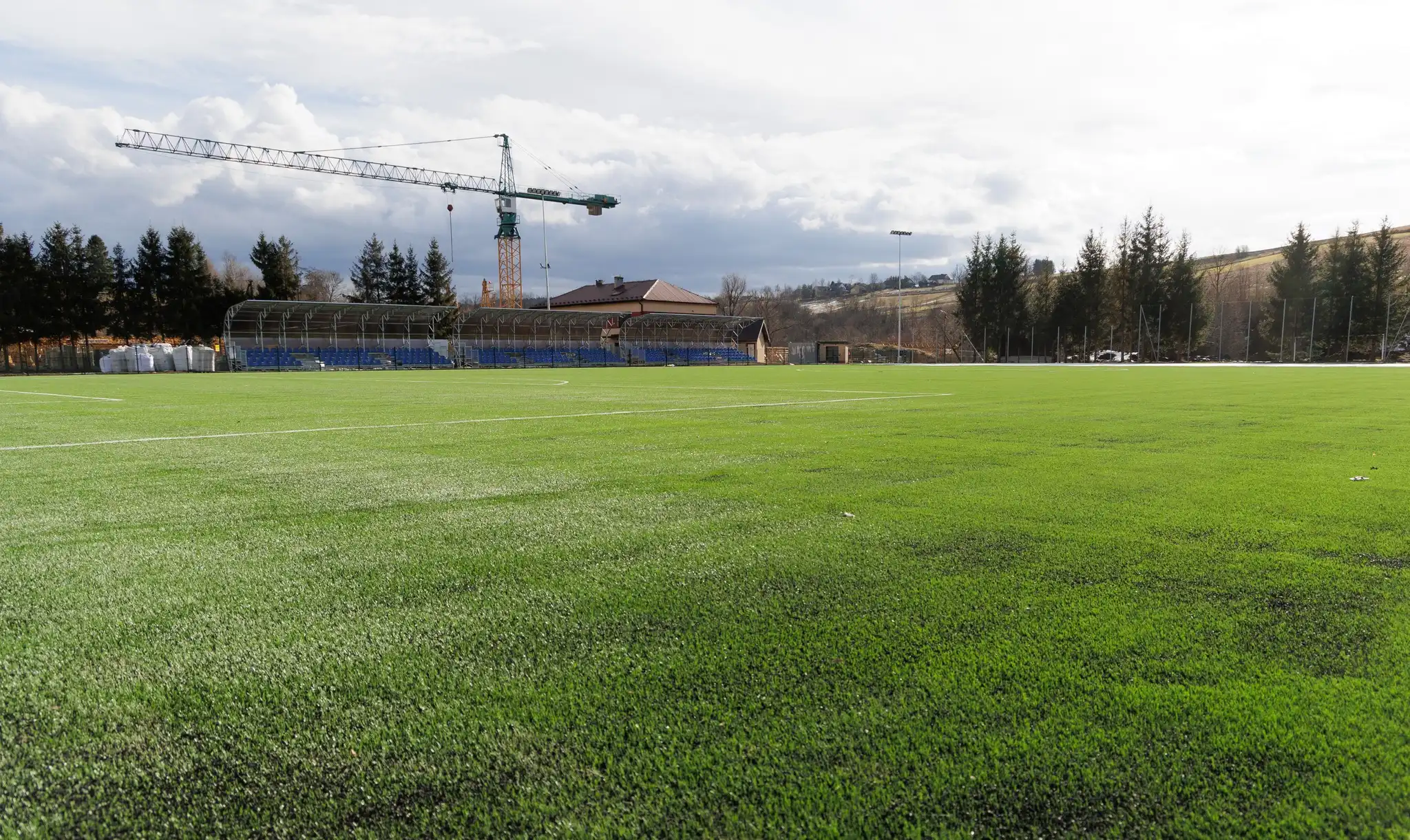 Nowa era piłki w Korzennej. Stadion przechodzi kompletną metamorfozę