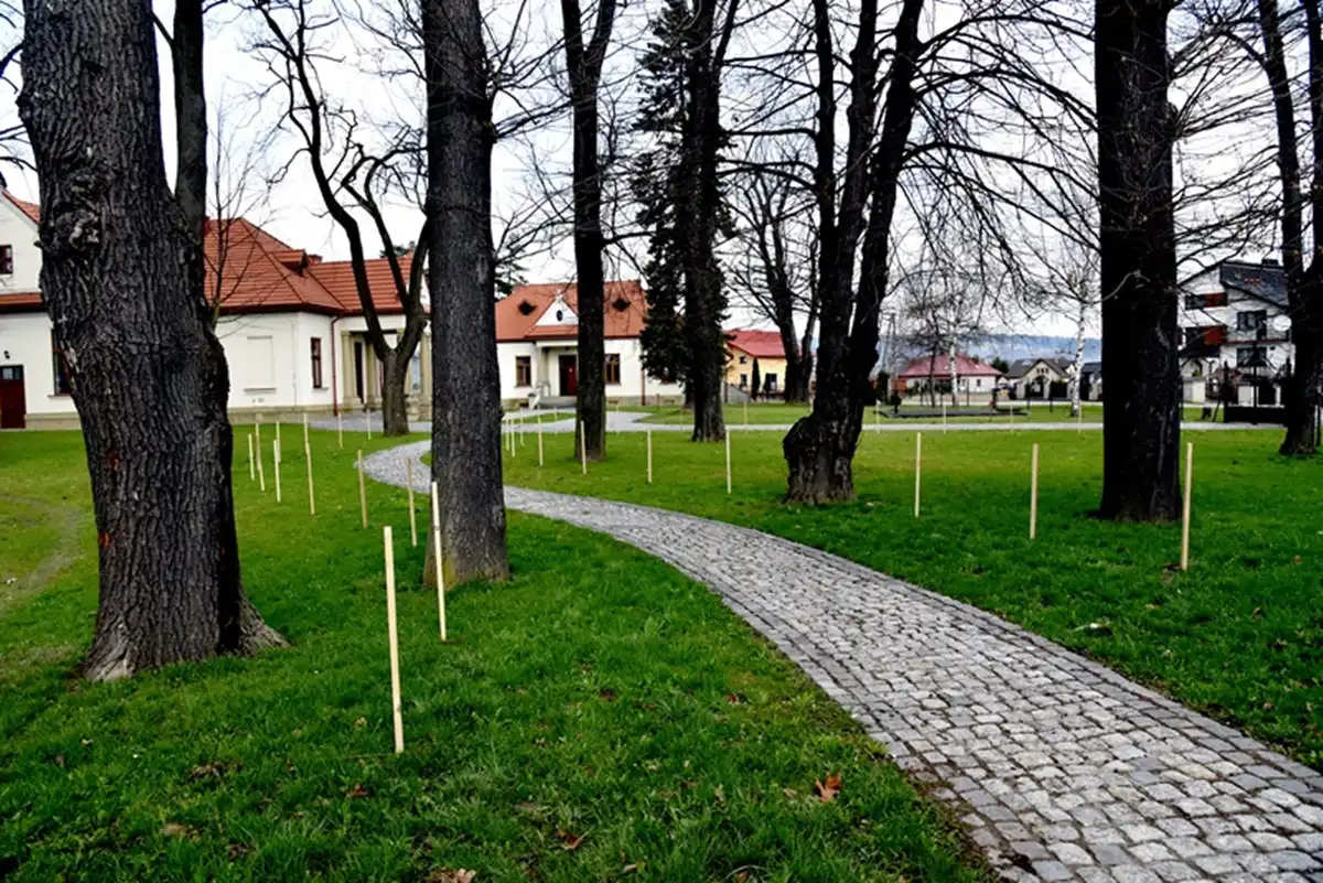 Dzień Ziemi: Na terenie Zakładu Uzdatniania Wody w Świniarsku posadzono 350 sadzonek drzew