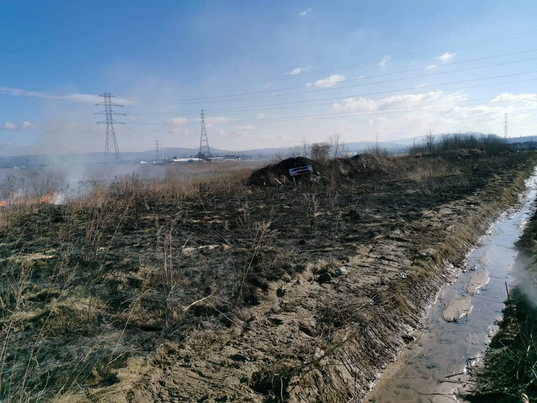 Jednego dnia aż 9 razy. Strażacy walczyli z pożarami traw na Sądecczyźnie