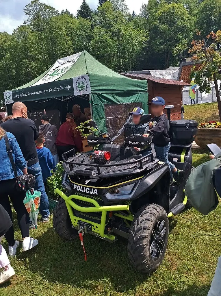 Tłumy na pikniku w Krynicy. Policjanci przypominali o bezpieczeństwie przed wakacjami