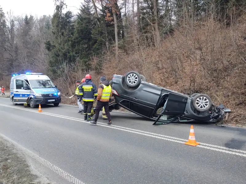 Nowy Sącz: Na ul. Barskiej dachowała osobówka