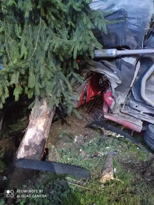 W Piątkowej osobówka wypadła z drogi i uderzyła w ogrodzenie