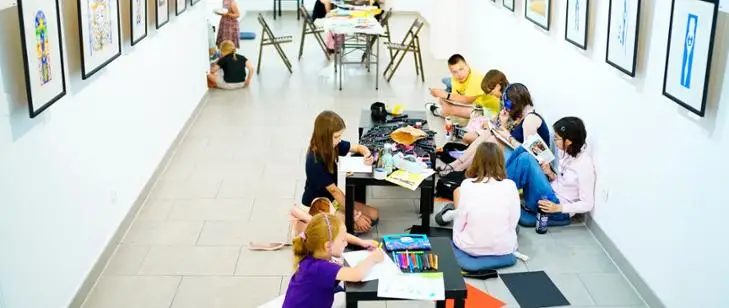 Nie tylko oglądali obrazy, ale sami tworzyli. Inspirujące warsztaty dla młodych artystów w Gorlicach