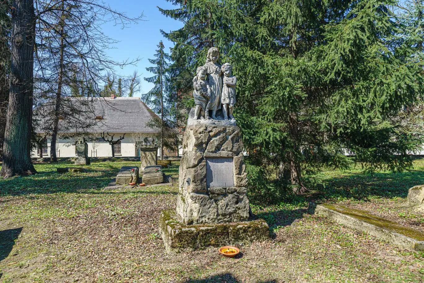 W Nowym Sączu odbyło się wiosenne sprzątanie Starego Cmentarza
