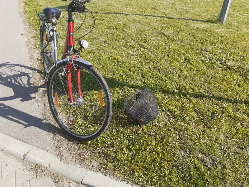 Nowy Sącz: 64-letnia rowerzystka uderzyła w wyjeżdzający z placu samochód osobowy