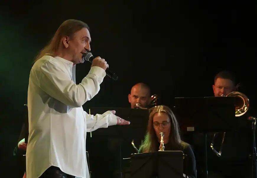 Koncert "EVERGREENS" w krynickiej Pijalni. W trakcie imprezy wystąpił Tomasz Bulzak