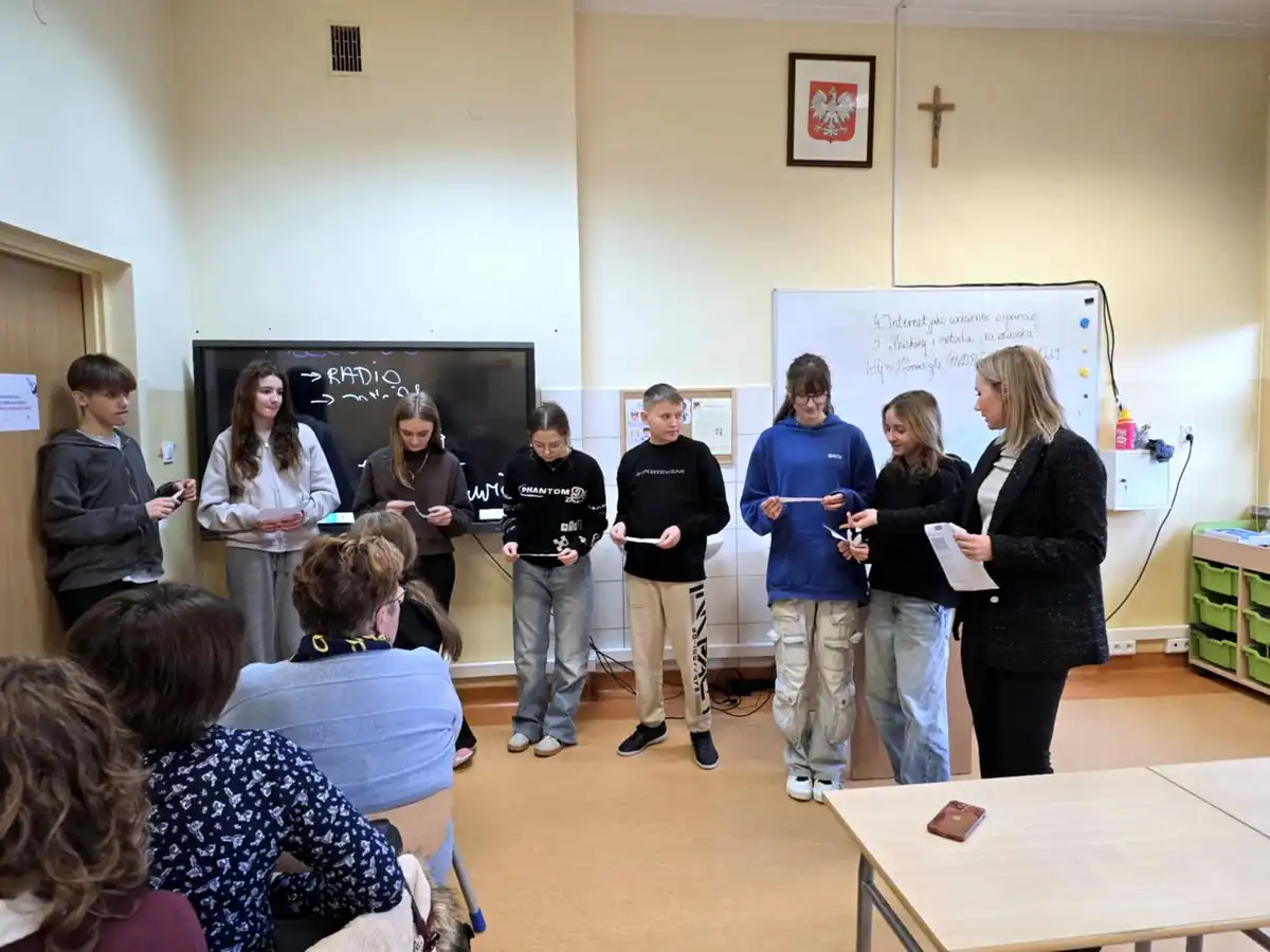 Szkoła Międzypokoleniowa w Żbikowicach. Kiedy młodzież uczy seniorów