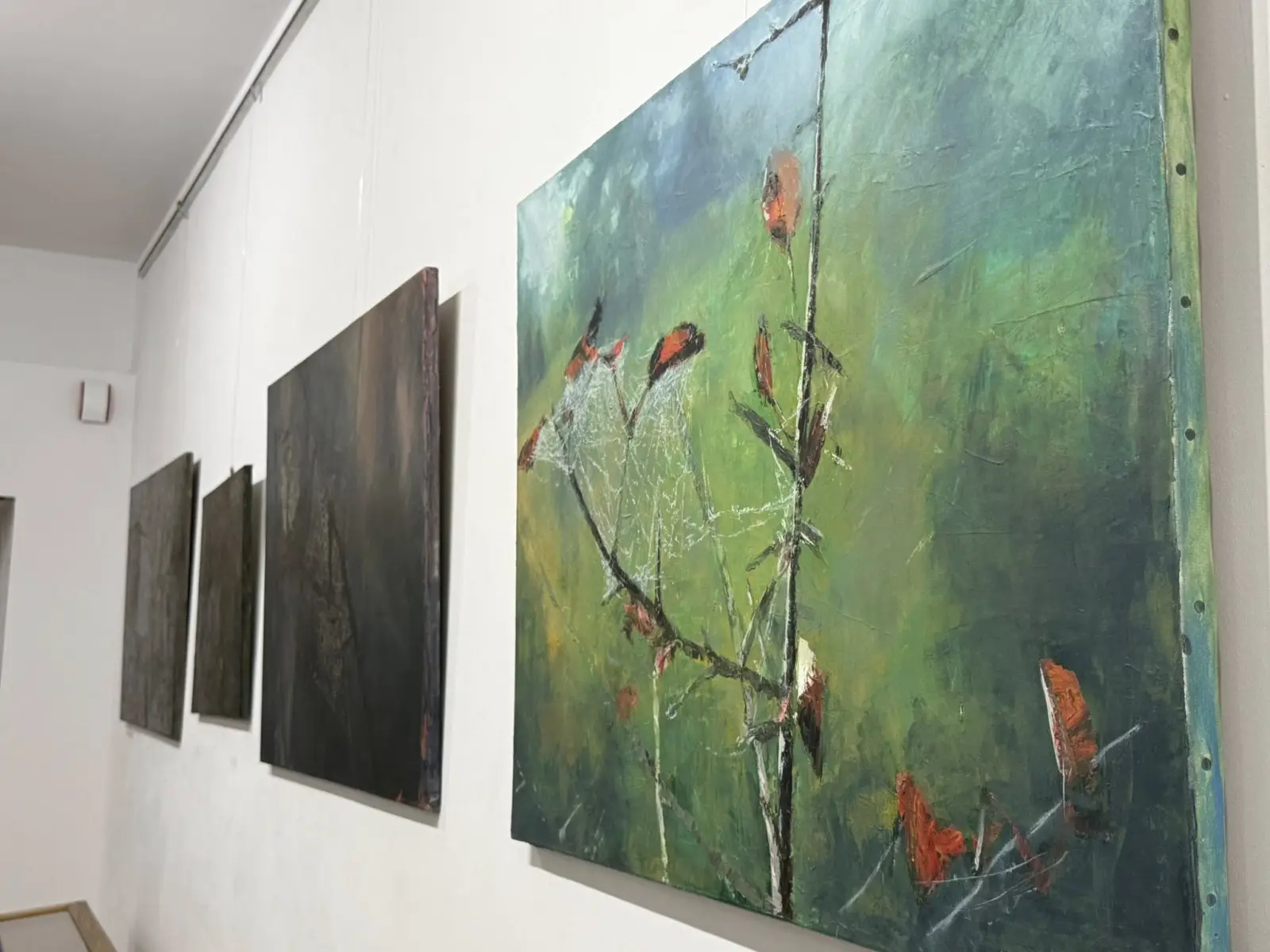 Kontrasty, które przyciągają spojrzenia. Wernisaż w Galerii Siedlisko