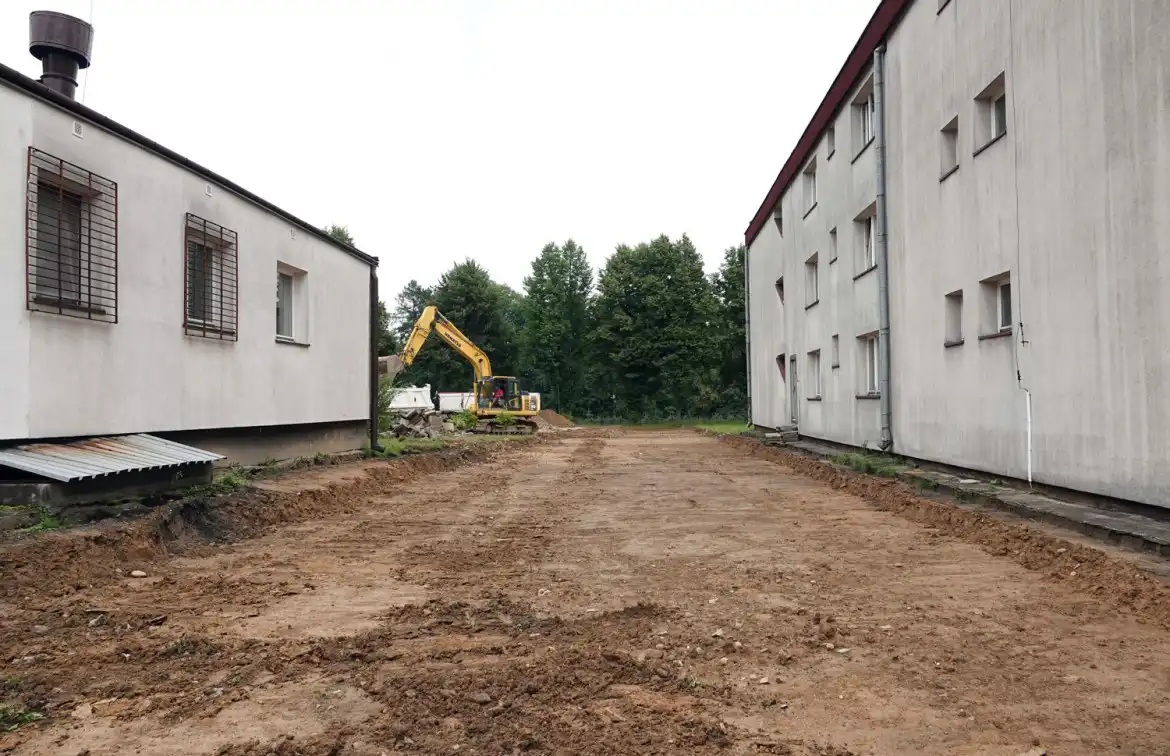 Trwają prace przy budowie bieżni, skoczni w dal i rzutni do pchnięcia kulą przy ZSP w Nawojowej