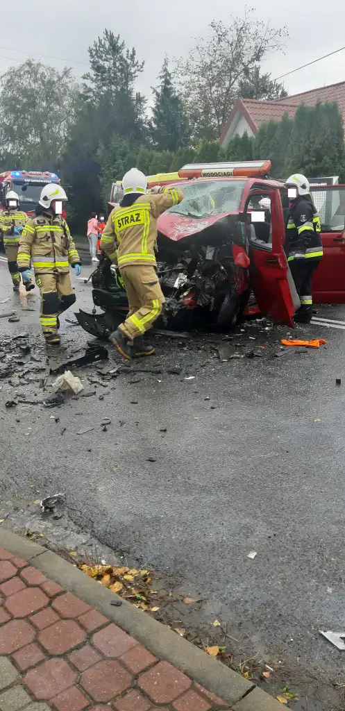 Stróże: Groźny wypadek na DW 981. Zderzyły się dwa samochody