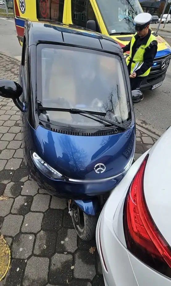 Wypadek na Alejach Batorego. Motorower uderzył w zaparkowane auto. Kierujący trafił do szpitala