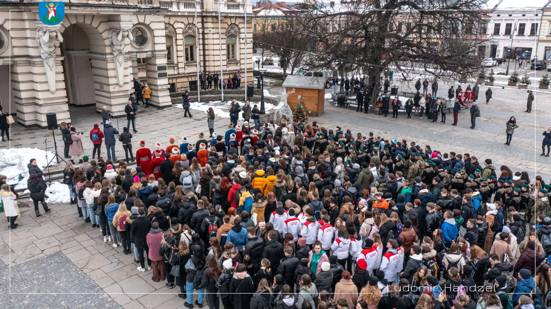 Już po raz piętnasty sądeccy maturzyści zatańczyli tradycyjnego Poloneza przed Ratuszem