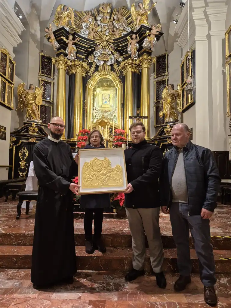 Rekonstrukcja płaskorzeźby sukni koronacyjnej Matki Bożej Tuchowskiej trafiła do Sanktuarium