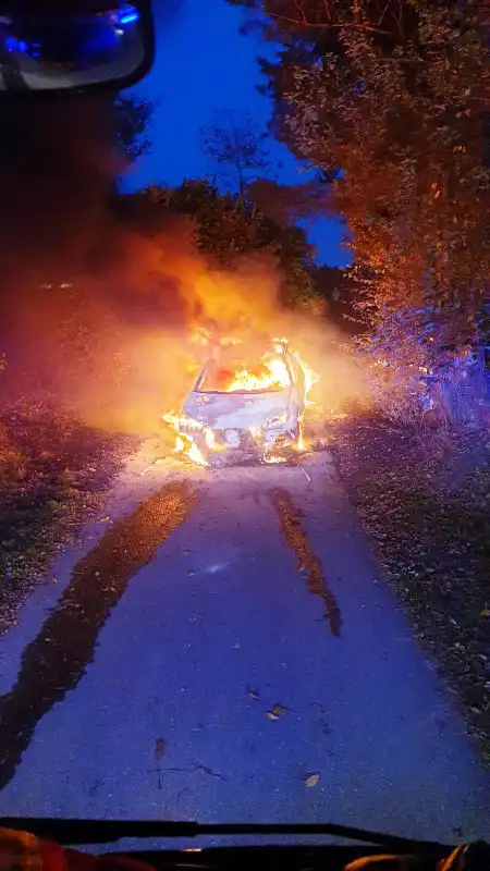 Pożar osobówki w Zarzeczu. Peugeot spłonął doszczętnie
