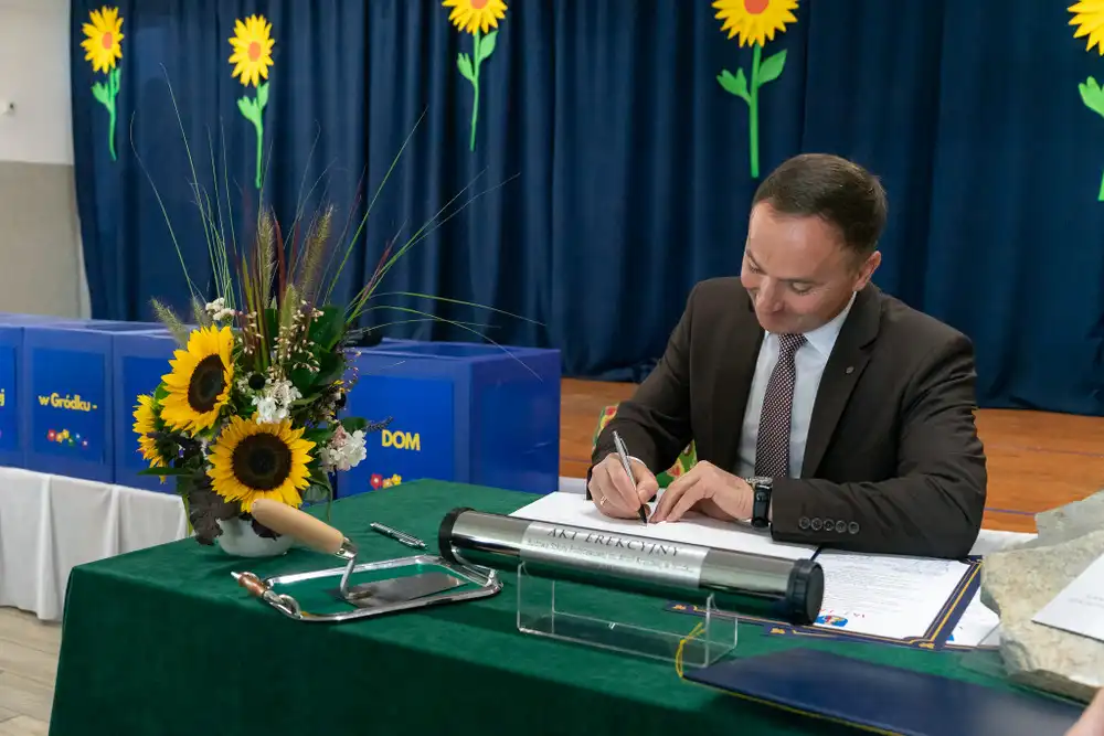 W Gródku odbyła się uroczystość poświęcenia i wmurowania kamienia węgielnego pod budowę nowej Szkoły Podstawowej