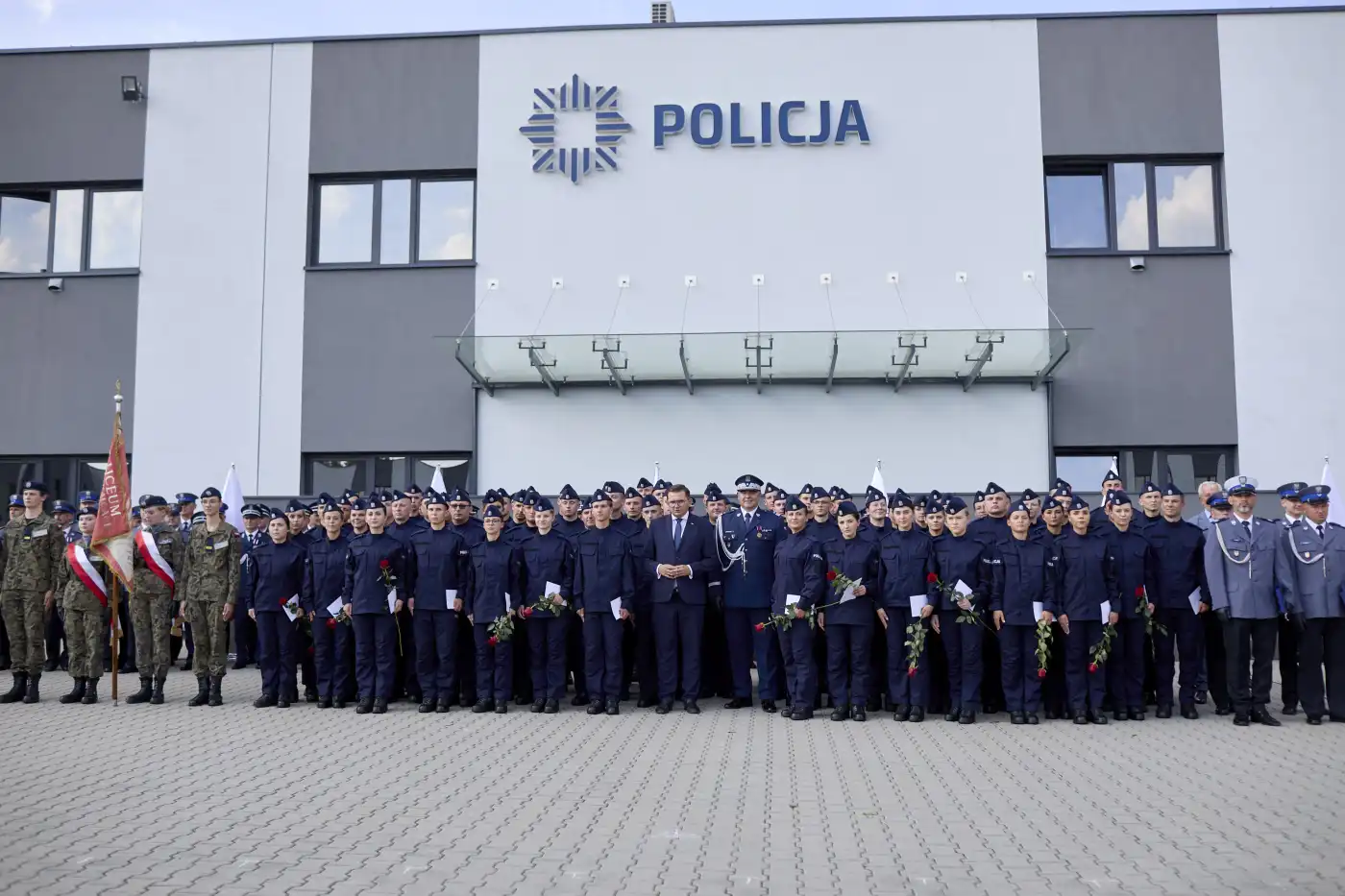 80 nowo przyjętych policjantów złożyło ślubowanie. Dziewięcioro z nich będzie pełniło służbę w Nowym Sączu