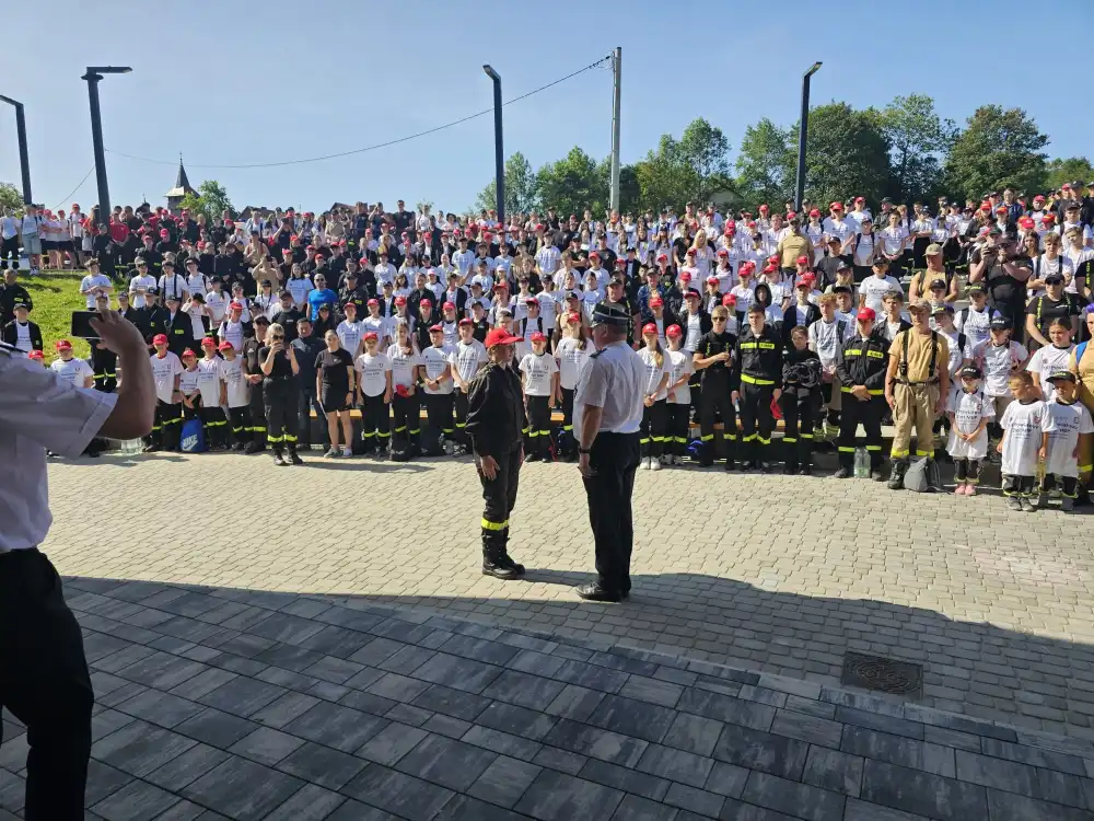 XIII Powiatowy Zlot Młodzieżowych Drużyn Pożarniczych w Łabowej. Strażacka pasja i integracja młodzieży