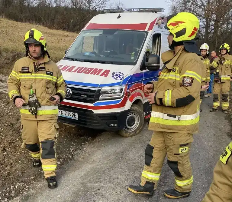 Akcja ratunkowa w Mystkowie. Strażacy pomogli dotrzeć pogotowiu