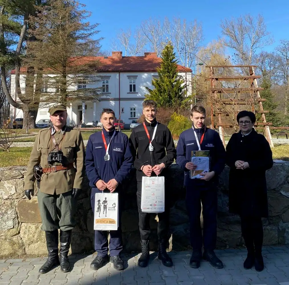 Uczniowie klas mundurowych z ZS w Marcinkowicach pobiegli „Tropem wilczym”