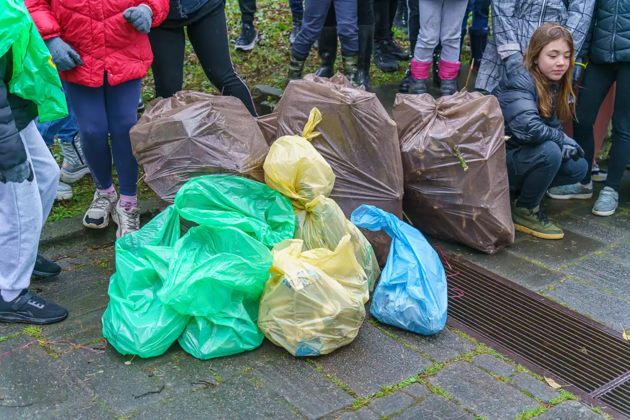 Wolontariusze po raz czwarty posprzątali Stary Cmentarz w Nowym Sączu