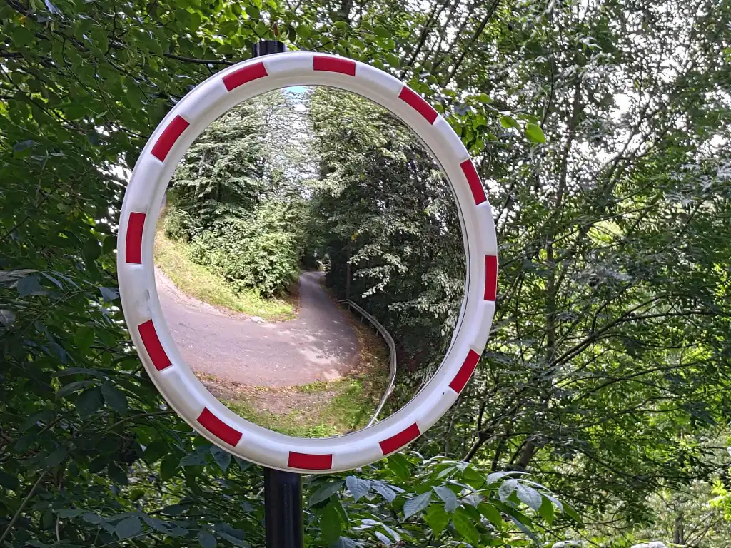 Nowe lustra drogowe poprawią bezpieczeństwo w gminie Rytro