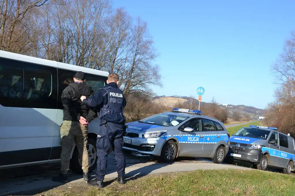 Świniarsko: Trzy dziewczynki potrącone na pasach. Kierowca uciekł, pognali za nim świadkowie