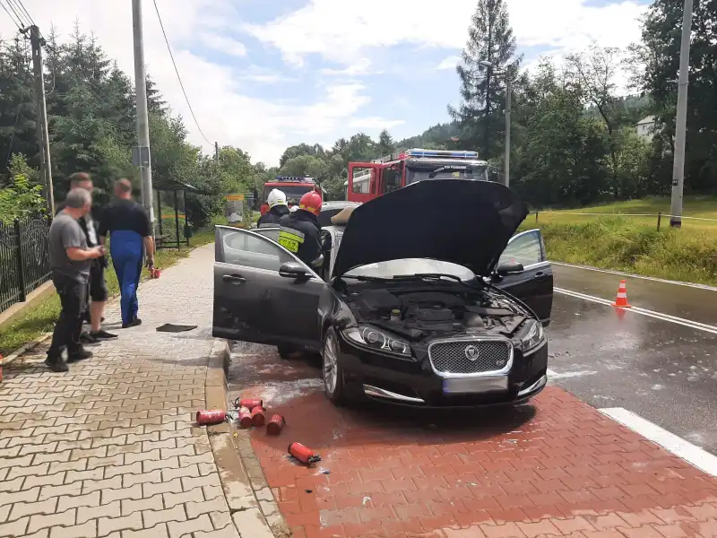 Cieniawa: Strażacy gasili pożar osobówki. Płonące auto znajdowało się na zatoczce autobusowej
