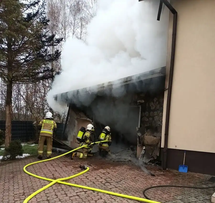 Pożar garażu w Gaboniu.  Zagrożony rozprzestrzenieniem się ognia był dom