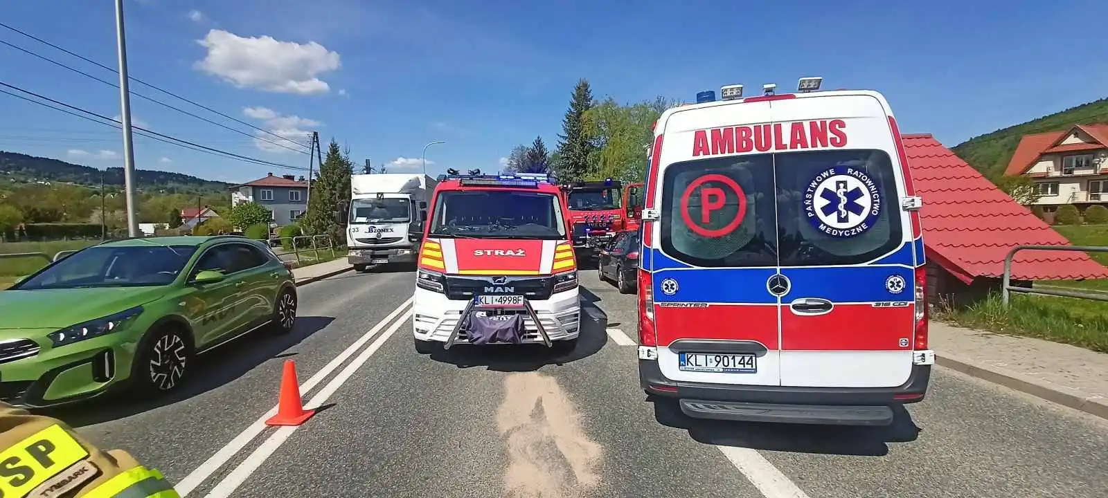 Wypadek w Tymbarku. Zderzyły się trzy auta, dwie osoby poszkodowane