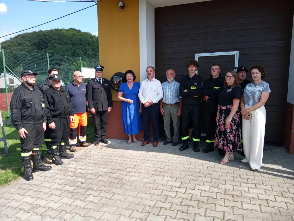 Nowy defibrylator AED w Bednarce. Bezpieczeństwo mieszkańców na pierwszym miejscu